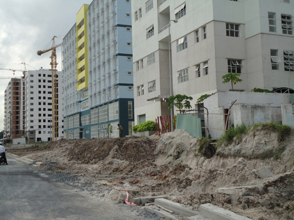 “Ở khu này tuy gần trường (ĐH Kinh tế - Luật) nhưng do đường rất vắng vẻ nên nếu buổi tối có đi học thêm em rất sợ vì lúc đó đã hết xe buýt” - Sinh viên Nguyễn Thị Mỹ Trinh, bày tỏ. >>ĐH Quốc Gia TPHCM trả lời vụ đuổi sinh viên khỏi ký túc xá >>Xúc động hình ảnh chú lính chì Thiện Nhân vào lớp 1 >>Gặp cô giáo 9X siêu cute trong ngày khai giảng trường Ams Xúc động clip học sinh khiếm thính hát quốc ca bằng tay