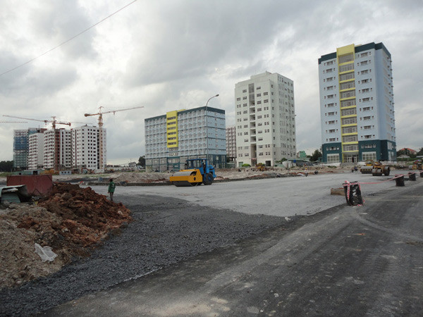 Khu B- KTX Đại học Quốc gia đang trong quá trình xây dựng. >>ĐH Quốc Gia TPHCM trả lời vụ đuổi sinh viên khỏi ký túc xá >>Xúc động hình ảnh chú lính chì Thiện Nhân vào lớp 1 >>Gặp cô giáo 9X siêu cute trong ngày khai giảng trường Ams Xúc động clip học sinh khiếm thính hát quốc ca bằng tay