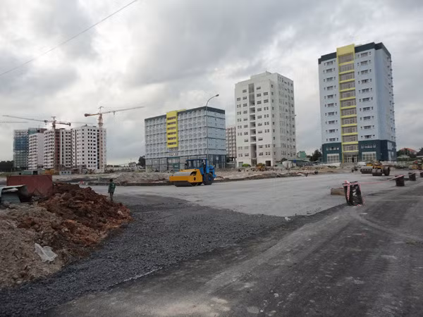 Khu B- KTX Đại học Quốc gia đang trong quá trình xây dựng. >>ĐH Quốc Gia TPHCM trả lời vụ đuổi sinh viên khỏi ký túc xá >>Xúc động hình ảnh chú lính chì Thiện Nhân vào lớp 1 >>Gặp cô giáo 9X siêu cute trong ngày khai giảng trường Ams Xúc động clip học sinh khiếm thính hát quốc ca bằng tay