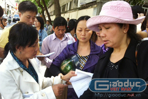 Phụ huynh có con được 25-26 điểm mà vẫn trượt bức xúc đến trường ĐH Y Dược TP.HCM đòi nhà trường giải thích. Sáng ngày 13/8, đại diện nhà trường đã tiếp và trả lời thắc mắc những phụ huynh này. Ảnh: Tú Uyên. Phụ huynh có con được 25-26 điểm mà vẫn trượt bức xúc đến trường ĐH Y Dược TP.HCM đòi nhà trường giải thích. Sáng ngày 13/8, đại diện nhà trường đã tiếp và trả lời thắc mắc những phụ huynh này. Ảnh: Tú Uyên.