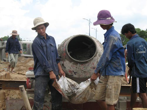 Những người phu hồ thu nhập cả tháng cũng chỉ được từ 2 - 3 triệu đồng (ảnh minh họa) Những người phu hồ thu nhập cả tháng cũng chỉ được từ 2 - 3 triệu đồng (ảnh minh họa)