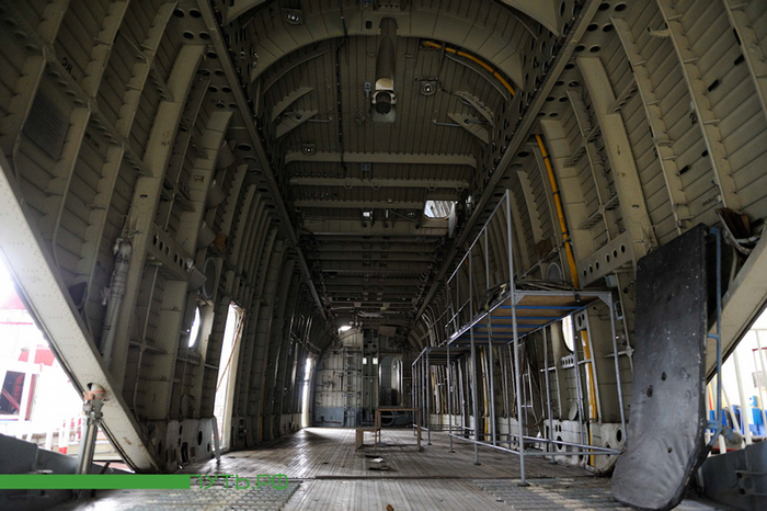 Khoang hàng của MI-26 có thể chứa được một máy bay trực thăng khác chẳng hạn như trực thăng 3 tấn Ka-226. Khoang hàng của MI-26 có thể chứa được một máy bay trực thăng khác chẳng hạn như trực thăng 3 tấn Ka-226.