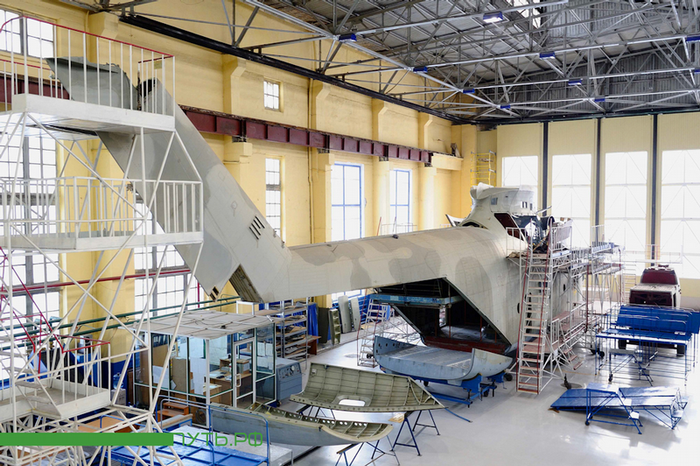 Giàn ráo khổng lồ cho loại máy bay khổng lồ. Nó cao tới 8 m, tương đương một tòa nhà 3 tầng. Giàn ráo khổng lồ cho loại máy bay khổng lồ. Nó cao tới 8 m, tương đương một tòa nhà 3 tầng.