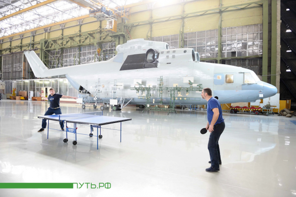 Và chơi bóng bàn. Và chơi bóng bàn.