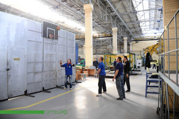 Nhân viên nhà máy chơi bóng rổ trong giờ giải lao. Nhân viên nhà máy chơi bóng rổ trong giờ giải lao.