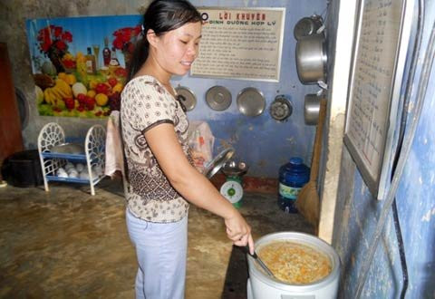 Cô Phạm Thị Thảo đang lo nồi cháo bữa chiều cho các cháu xong đã rồi các cô mới ăn cơm trưa. Ảnh Trần Văn. Cô Phạm Thị Thảo đang lo nồi cháo bữa chiều cho các cháu xong đã rồi các cô mới ăn cơm trưa. Ảnh Trần Văn.