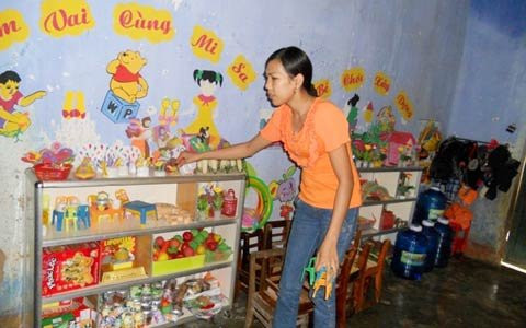 Cô Võ Thị Khuyên bên những đồ chơi mà các cô tranh thủ giờ nghỉ trưa và lúc về nhà làm để các cháu có mà vui chơi. Ảnh Trần Văn. Cô Võ Thị Khuyên bên những đồ chơi mà các cô tranh thủ giờ nghỉ trưa và lúc về nhà làm để các cháu có mà vui chơi. Ảnh Trần Văn.