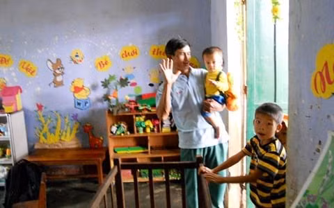 Tranh thủ vào ban trưa, nhớ cháu, ông Huỳnh Văn Cảnh đến bế cháu nội Huỳnh Văn Toàn một lát. Ảnh Trần Văn.