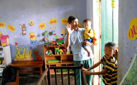 Tranh thủ vào ban trưa, nhớ cháu, ông Huỳnh Văn Cảnh đến bế cháu nội Huỳnh Văn Toàn một lát. Ảnh Trần Văn. Tranh thủ vào ban trưa, nhớ cháu, ông Huỳnh Văn Cảnh đến bế cháu nội Huỳnh Văn Toàn một lát. Ảnh Trần Văn.