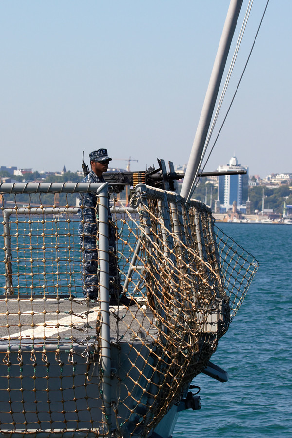 Một xạ thủ với súng máy 50mm trên tàu khu trục USS Jason Dunham. Một xạ thủ với súng máy 50mm trên tàu khu trục USS Jason Dunham.