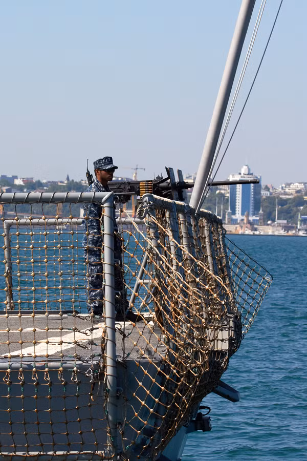 Một xạ thủ với súng máy 50mm trên tàu khu trục USS Jason Dunham.