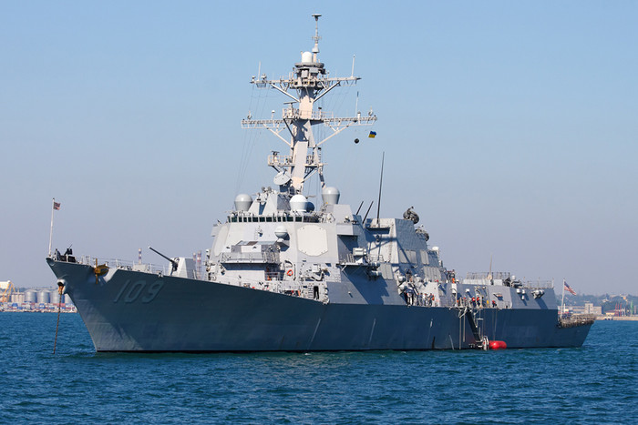 Khu trục hạm được đặt tên theo tên của Jason Lee Dunham (10/11/1981 - 22/4/2004), người đã được phong tặng huân chương danh dự trong cuộc chiến tranh Iraq. Khu trục hạm được đặt tên theo tên của Jason Lee Dunham (10/11/1981 - 22/4/2004), người đã được phong tặng huân chương danh dự trong cuộc chiến tranh Iraq.