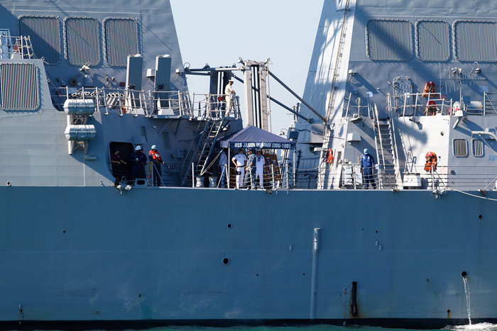 Ngoài ra, tàu còn được trang bị hai máy bay trực thăng SH60B cất hạ cánh ở sàn đáp phía sau. Ngoài ra, tàu còn được trang bị hai máy bay trực thăng SH60B cất hạ cánh ở sàn đáp phía sau.