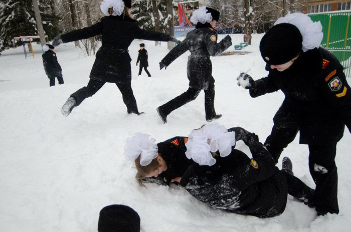 Vui đùa trong giờ ra chơi.