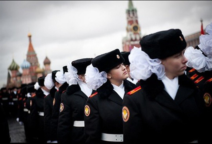 Các cô gái trong trang phục của học viện.