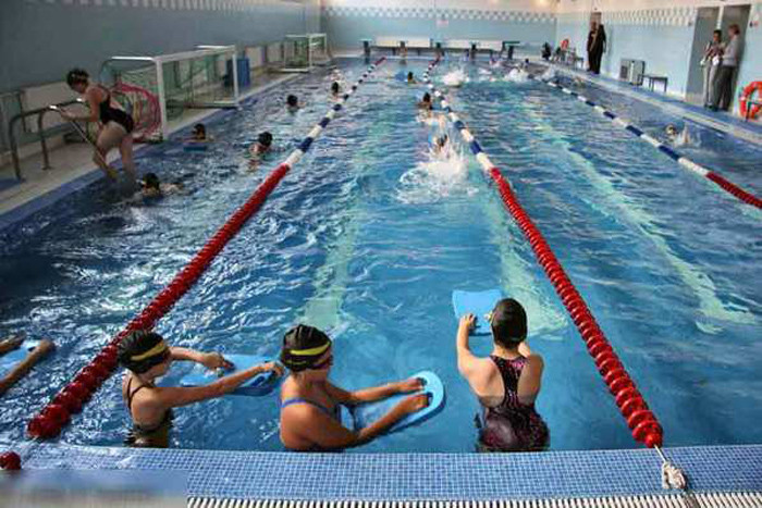 Lớp học bơi.