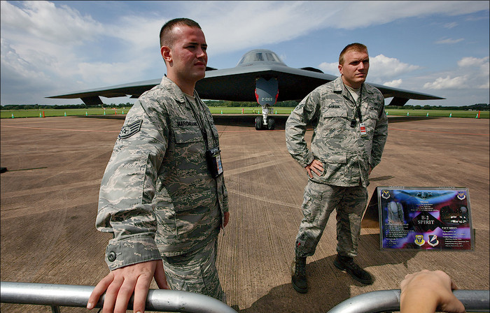 Để đạt được khả năng lẩn trốn tài tình, B-2 dựa vào loại vật liệu có khả năng hấp thụ sóng radar được bao phủ bên ngoài. Những yếu tố khác cũng rất ấn tượng.