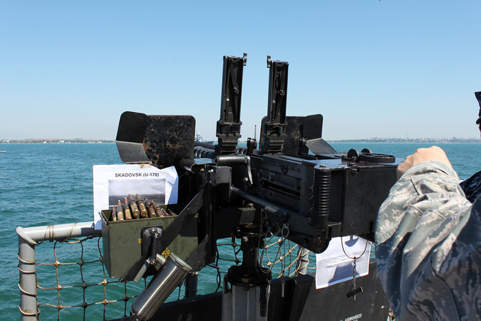 Tàu có lượng giãn nước 9,2 tấn, chiều dài 160 m, chiều rộng 20 m và mướn nước 10 m. Tàu có lượng giãn nước 9,2 tấn, chiều dài 160 m, chiều rộng 20 m và mướn nước 10 m.