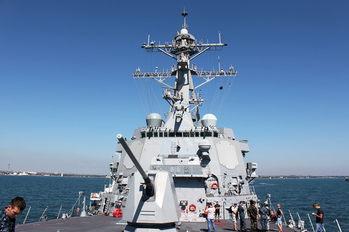 Vũ khí chính trên tàu gồm: 64 cell VLS (hệ thống phóng thẳng đứng) Mk 41, 96 × RIM-66 SM-2 , BGM-109 Tomahawk hay RUM-139 VL-Asroc. Vũ khí chính trên tàu gồm: 64 cell VLS (hệ thống phóng thẳng đứng) Mk 41, 96 × RIM-66 SM-2 , BGM-109 Tomahawk hay RUM-139 VL-Asroc.