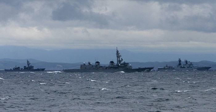 Theo tướng Igor Smolyak, đại diện phía Nga trong cuộc diễn tập, bất chấp những thay đổi bất thường của thời tiết trên biển, gió mạnh và sóng biển dâng cao, cuộc tập trận vẫn được thực hiện đầy đủ.