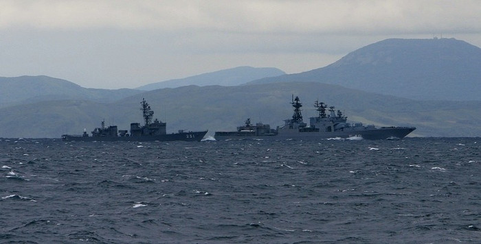 Các nhân viên cứu hỏa trên tàu chống ngầm Đô đốc Panteleyev và tàu khu trục Ariake đã tiến hành dập tắt đám cháy hoàn toàn.