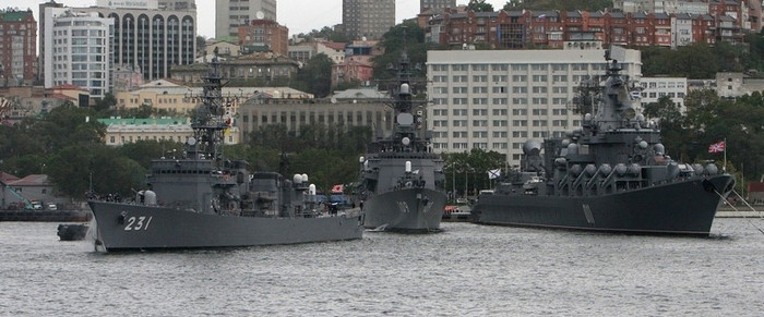 Trong giai đoạn đầu, các chiến hạm sẽ tiến hành tập trận chung về thông tin liên lạc và tính cơ động. Giai đoạn thứ hai, tình huống được đưa ra là chiếc tàu kéo của Nga bị cháy và phát ra tín hiệu báo nạn.