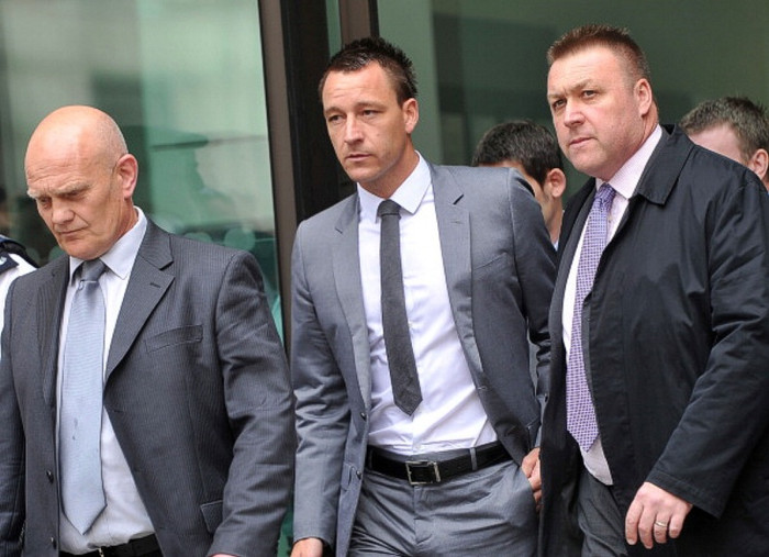 Tòa phúc thẩm Westminster tuyên John Terry vô tội trong vụ kiện diễn ra vào tháng 7 vì lý do không đủ bằng chứng, tuy nhiên FA lại không nghĩ vậy. Hội đồng kỷ luật của tổ chức này tuyên bố trung vệ 31 tuổi sẽ bị treo giò 4 trận và đóng 220.000 tiền phạt. Tòa phúc thẩm Westminster tuyên John Terry vô tội trong vụ kiện diễn ra vào tháng 7 vì lý do không đủ bằng chứng, tuy nhiên FA lại không nghĩ vậy. Hội đồng kỷ luật của tổ chức này tuyên bố trung vệ 31 tuổi sẽ bị treo giò 4 trận và đóng 220.000 tiền phạt.