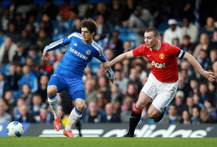 Một cầu thủ trẻ đang lên của đội trẻ Man Utd đã bị bắt giữ vì có hành vi thiếu lành mạnh, đó là quan hệ tình dục với một cô gái tuổi teen ở ngay trước cửa nhà. Luke McCullough, năm nay 18 tuổi, là đội trưởng của đội trẻ U-18 Man Utd ở mùa giải trước, và anh được gọi là "Jonny Evans mới" vì đá ở vị trí trung vệ và là người quốc tịch Bắc Ireland. Một cầu thủ trẻ đang lên của đội trẻ Man Utd đã bị bắt giữ vì có hành vi thiếu lành mạnh, đó là quan hệ tình dục với một cô gái tuổi teen ở ngay trước cửa nhà. Luke McCullough, năm nay 18 tuổi, là đội trưởng của đội trẻ U-18 Man Utd ở mùa giải trước, và anh được gọi là "Jonny Evans mới" vì đá ở vị trí trung vệ và là người quốc tịch Bắc Ireland.