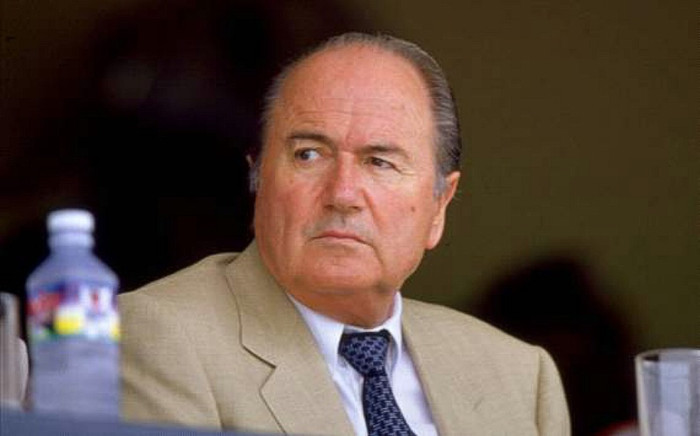 Ông chủ tịch lắm tai tiếng người Thụy Sĩ trả lời trên tờ Marca rằng, dù Messi và Ronaldo khá khác nhau trên sân bóng, nhưng họ đều là những cầu thủ tấn công xuất sắc và đáng được gọi là những "huyền thoại sống". "Messi hay Ronaldo? Tôi khen cả hai! họ không giống nhau, nhưng sự ảnh hưởng thì như nhau, đều chơi thứ bóng đá tuyệt diệu".