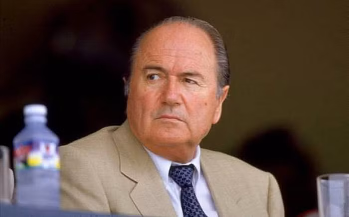 Ông chủ tịch lắm tai tiếng người Thụy Sĩ trả lời trên tờ Marca rằng, dù Messi và Ronaldo khá khác nhau trên sân bóng, nhưng họ đều là những cầu thủ tấn công xuất sắc và đáng được gọi là những "huyền thoại sống". "Messi hay Ronaldo? Tôi khen cả hai! họ không giống nhau, nhưng sự ảnh hưởng thì như nhau, đều chơi thứ bóng đá tuyệt diệu".