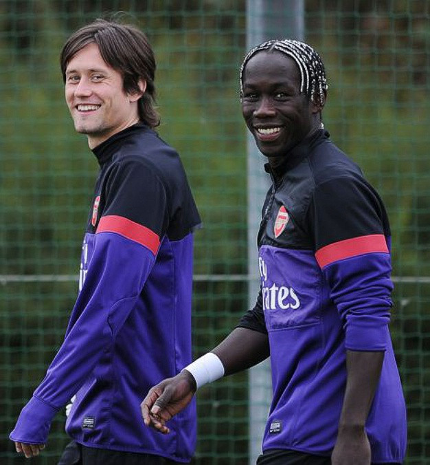 Đang trong thời gian dưỡng thương với lần gãy chân thứ 2 của mình trong vòng 1 năm, Bacary Sagna quyết định giết thời gian bằng cách… chỉ trích Arsenal. Anh nói rằng đội bóng đang trả lương cho anh là một CLB chỉ biết bán cầu thủ, không biết đoạt danh hiệu.