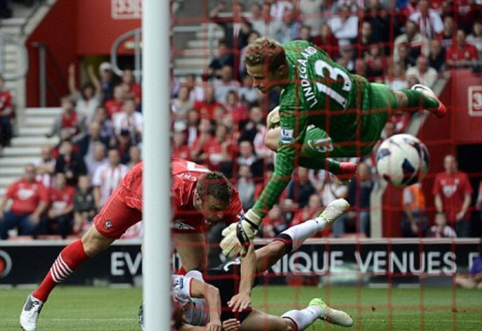 Người thay thế De Gea là Anders Lindegaard cũng có nhiều tình huống xử lý không an toàn trong trận gặp Southampton, và anh cũng đã bị đánh bại 2 lần. Về điều này, Ferguson nhận xét: “Đây là trận đầu tiên của mùa giải với Anders, tôi nghĩ cậu ấy hơi hồi hộp. Điều này tuy không quá nghiêm trọng nhưng cũng cần phải được khắc phục”.