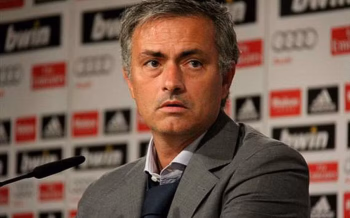 Tờ Marca, một tờ báo có trụ sở tại thủ đô Madrid của Tây Ban Nha, đã bị kiện bởi Jose Mourinho sau khi đăng một bài viết trong đó có hàm ý coi Mourinho là một kẻ trốn tránh trách nhiệm sau thất bại của Real trước Sevilla cũng như phong độ kém ở La Liga.