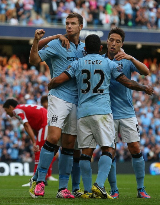 Có nhiều tin đồn cho rằng Roberto Mancini, cáu vì không mua được cầu thủ trong mùa hè 2012, đòi rời khỏi ghế HLV trưởng của Manchester City. Tất nhiên đó chỉ là tin đồn, bởi chính sách của Man City đã khác: Họ đã có đủ những con người cần thiết cho việc chinh phục vinh quang, và việc chính bây giờ là giữ chân những người đó. Có nhiều tin đồn cho rằng Roberto Mancini, cáu vì không mua được cầu thủ trong mùa hè 2012, đòi rời khỏi ghế HLV trưởng của Manchester City. Tất nhiên đó chỉ là tin đồn, bởi chính sách của Man City đã khác: Họ đã có đủ những con người cần thiết cho việc chinh phục vinh quang, và việc chính bây giờ là giữ chân những người đó.