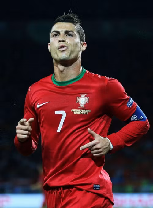 Một tuần sôi động vòng loại World Cup 2014 quả thực có tác dụng rất lớn, nó đã khiến người ta tạm quên đi những chuyện lùm xùm về tương lai của Ronaldo, và nó cũng khiến bản thân Ronaldo vui khi anh được cống hiến cho Tổ quốc. Với tâm trạng vui vẻ và thoải mái, giờ Ronaldo đã trở lại Real Madrid để tiếp tục tập trung cho từng trận đấu. Một tuần sôi động vòng loại World Cup 2014 quả thực có tác dụng rất lớn, nó đã khiến người ta tạm quên đi những chuyện lùm xùm về tương lai của Ronaldo, và nó cũng khiến bản thân Ronaldo vui khi anh được cống hiến cho Tổ quốc. Với tâm trạng vui vẻ và thoải mái, giờ Ronaldo đã trở lại Real Madrid để tiếp tục tập trung cho từng trận đấu.