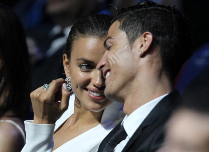 Hiện tại Ronaldo đang có mặt cùng đội tuyển quốc gia Bồ Đào Nha để chuẩn bị cho các trận đấu vòng loại World Cup 2014 trước Luxembourg và Azerbaijan. CR7 chắc chắn sẽ không nói ra lý do vì sao anh buồn và vì sao anh muốn rời Real (nếu vế sau là sự thật) trong tuần này, do đó hãy chờ đợi. Hiện tại Ronaldo đang có mặt cùng đội tuyển quốc gia Bồ Đào Nha để chuẩn bị cho các trận đấu vòng loại World Cup 2014 trước Luxembourg và Azerbaijan. CR7 chắc chắn sẽ không nói ra lý do vì sao anh buồn và vì sao anh muốn rời Real (nếu vế sau là sự thật) trong tuần này, do đó hãy chờ đợi.