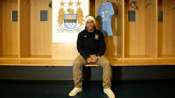 Tevez gia nhập Man City năm 2009 từ Manchester United. Anh trước đó thi đấu tại Old Trafford dưới dạng cho mượn 2 năm từ West Ham. Tevez gia nhập Man City năm 2009 từ Manchester United. Anh trước đó thi đấu tại Old Trafford dưới dạng cho mượn 2 năm từ West Ham.