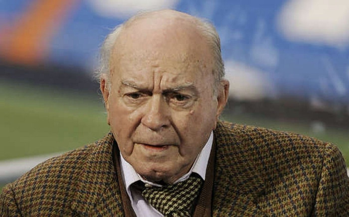 Huyền thoại Alfredo Di Stefano đã đánh giá rằng hiện tại hai ngôi sao của La Liga là Cristiano Ronaldo và Lionel Messi đều là những cầu thủ xuất chúng, tuy nhiên người đương thời với ông là Pele còn ở một đẳng cấp cao hơn. Di Stefano thi đấu trong giai đoạn 1945 - 1966, tức giai đoạn cuối sự nghiệp của ông là thời gian Pele ngoi lên đỉnh cao của bóng đá thế giới bằng những chức vô địch World Cup. Huyền thoại Alfredo Di Stefano đã đánh giá rằng hiện tại hai ngôi sao của La Liga là Cristiano Ronaldo và Lionel Messi đều là những cầu thủ xuất chúng, tuy nhiên người đương thời với ông là Pele còn ở một đẳng cấp cao hơn. Di Stefano thi đấu trong giai đoạn 1945 - 1966, tức giai đoạn cuối sự nghiệp của ông là thời gian Pele ngoi lên đỉnh cao của bóng đá thế giới bằng những chức vô địch World Cup.