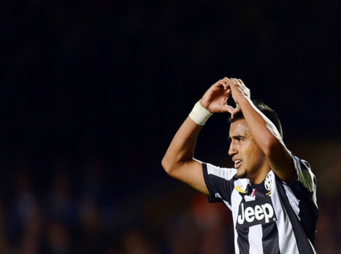 Nguồn tin từ báo chí Đức cho hay, Man Utd đã đánh tiếng muốn tìm hiểu về tiền vệ Arturo Vidal của Juventus. Vidal, năm nay 25 tuổi, bứt ra ánh sáng của bóng đá châu Âu sau 4 năm thi đấu cho Bayer Leverkusen. Và sau khi giúp Leverkusen về nhì ở Bundesliga 2010-11, anh đã được Juventus đưa tới Italia.