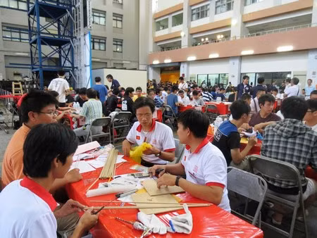 Các thành viên tại phòng làm việc của mình.