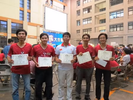 Thầy và trò với giấy khen của BTC cuộc thi.