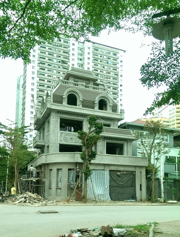 Mặc dù hơn 1 năm trôi qua nhưng chính quyền sở tại vẫn chưa có biện pháp xử lý công trình vi phạm này (Ảnh Minh Chí)