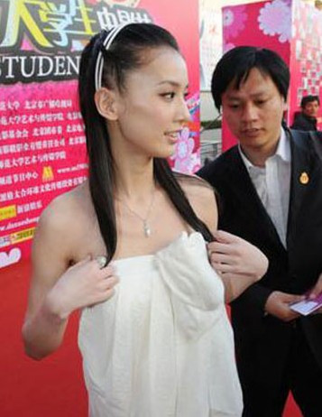 Rất nhiều lần, người đẹp Truyền Thuyết Bạch Xà phải xốc lại váy áo ngay trên thảm đỏ, trước đám đông