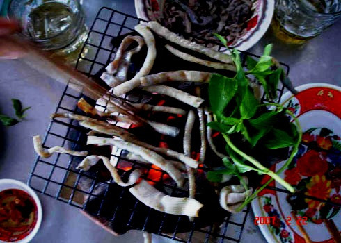 Giun đất, giun biển (sá sùng): Người ta chọn những con giun to bằng ngón tay, càng to càng tốt. Món này thường được các đầu bếp ngâm trong nước muối rồi đưa ra cho khách ăn sống. Khách chỉ cần đưa lên miệng, con giun sẽ tự chui vào giống như món thằn lằn sống. Giun đất, giun biển (sá sùng): Người ta chọn những con giun to bằng ngón tay, càng to càng tốt. Món này thường được các đầu bếp ngâm trong nước muối rồi đưa ra cho khách ăn sống. Khách chỉ cần đưa lên miệng, con giun sẽ tự chui vào giống như món thằn lằn sống.