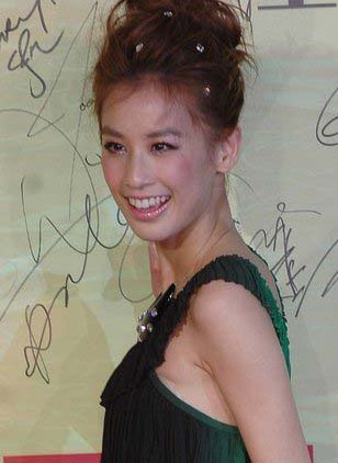 Chiếc áo rộng khiến Huỳnh Thánh Y lộ miếng độn ngực