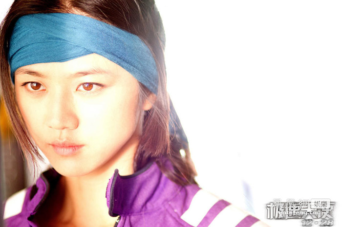 Hình ảnh Thang Duy tạo hình phá cách. Cô trút bỏ vẻ nữ tính thường tháy, đầu quấn dây cột tóc màu xanh lam, nổi bật khí chất, vẻ mặt kiên nghị.