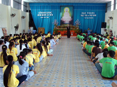 Ngoài ra các em còn được học kể chuyện lịch sử ( 18 đời Vua Hùng) bằng cách mỗi nhóm sẽ dự thi một tiểu phẩm, hóa trang thành những nhân vật lịch sử.