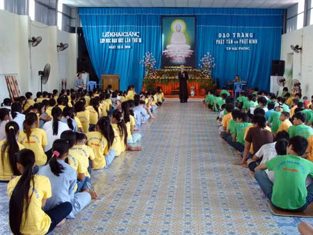 Ngoài ra các em còn được học kể chuyện lịch sử ( 18 đời Vua Hùng) bằng cách mỗi nhóm sẽ dự thi một tiểu phẩm, hóa trang thành những nhân vật lịch sử.