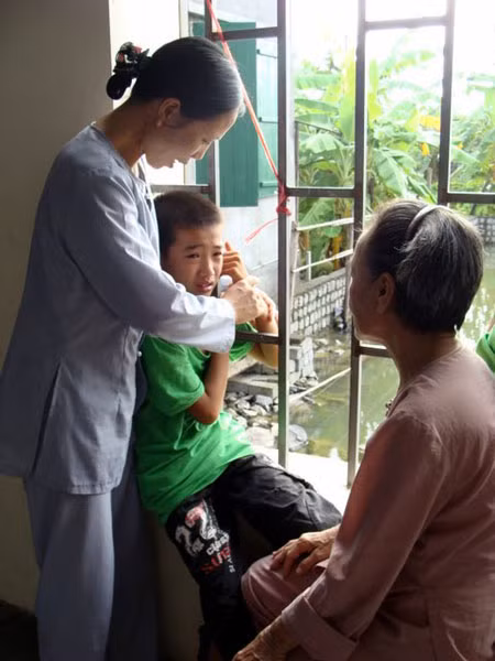 Tuy vừa ăn chay vừa nằm đất nhưng mấy ngày qua sức khỏe các em rất tốt, chỉ một, hai em khóc nhè vì nhớ nhà. Thế là anh chị huynh trưởng tận tình chăm sóc an ủi để em hòa nhập cùng bạn bè học tập.