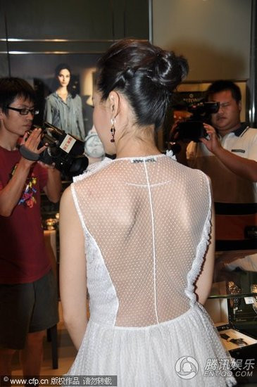 Thiết kế tạo bạo khoe tấm lưng mảnh mai làm tôn lên nét đẹp dịu dàng nữ tính.